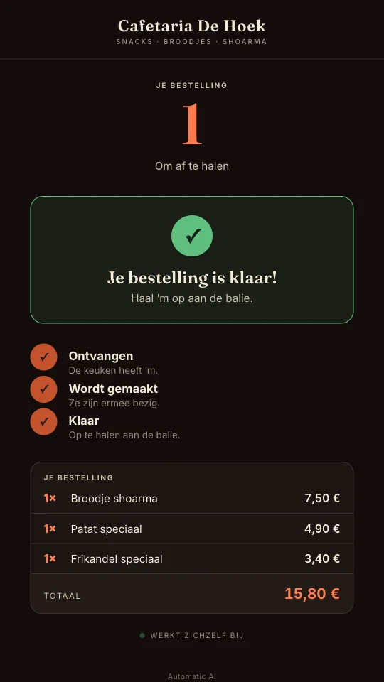 De gast ziet op zijn telefoon dat de bestelling klaar is